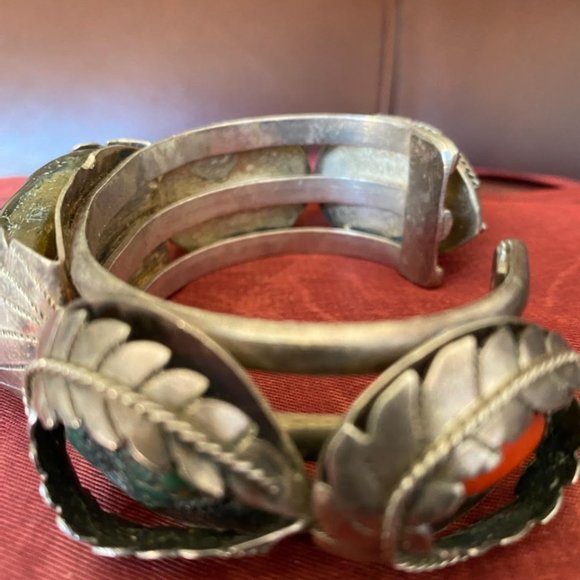 VINTAGE BRACELET FACE CARVED WITH TURQUOISE AND CORAL - Picture 2 of 6